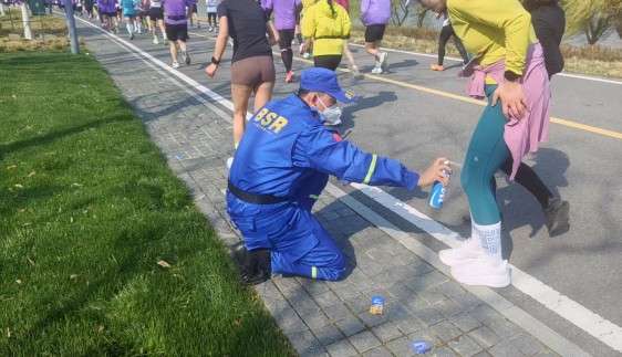 江宁蓝天救援队助力2025南京半程马拉松 筑牢赛道安全防线