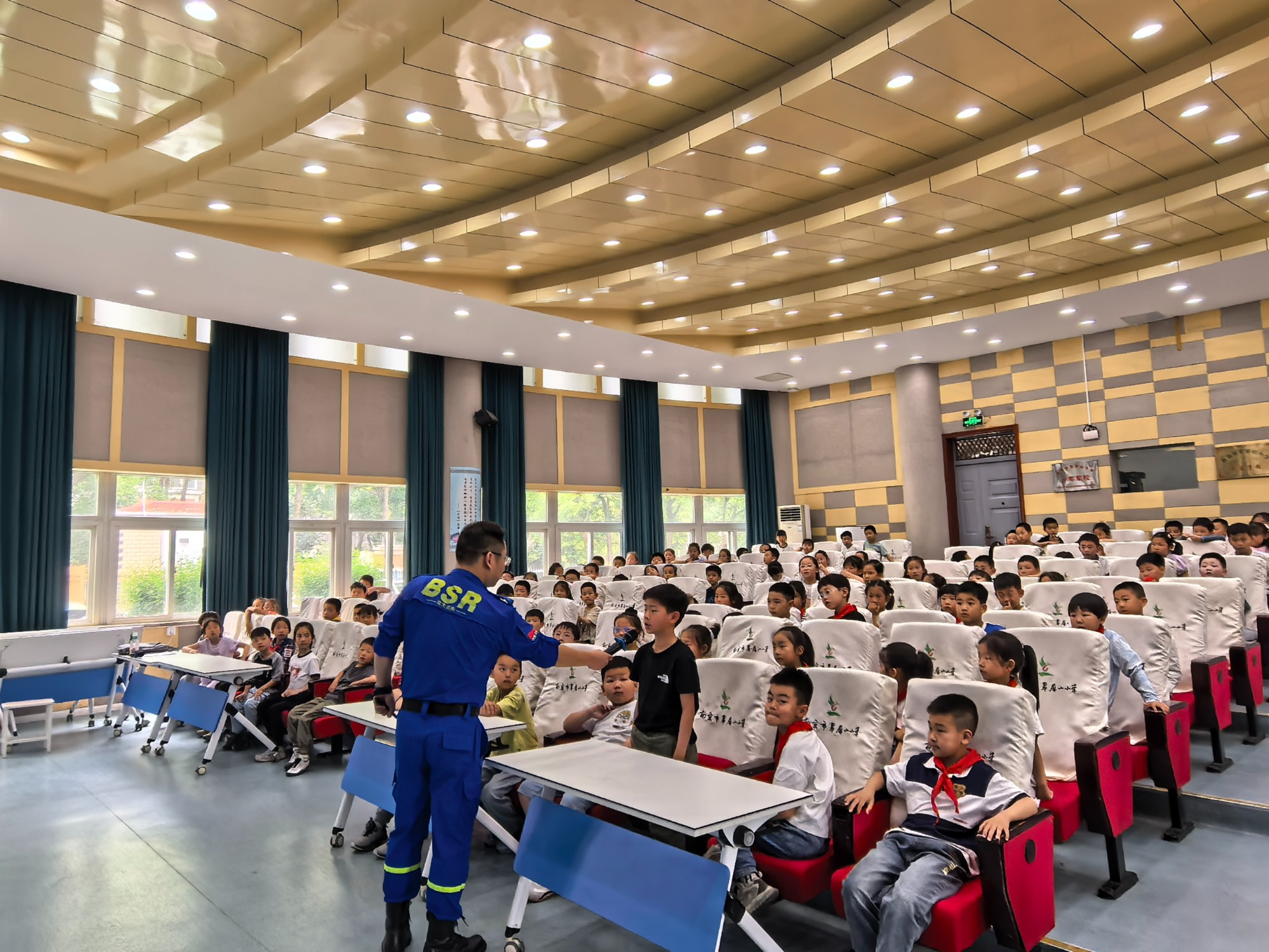 江宁区蓝天救援队走进翠屏山小学 签署共建协议并进行防震宣讲