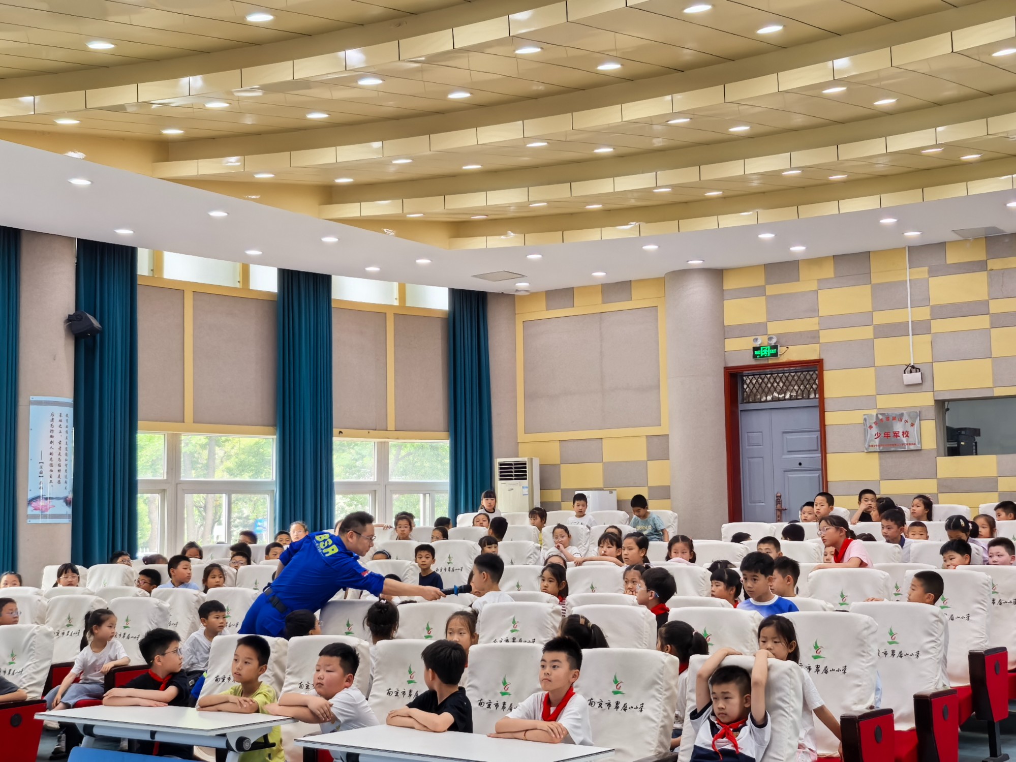 江宁区蓝天救援队走进翠屏山小学 签署共建协议并进行防震宣讲