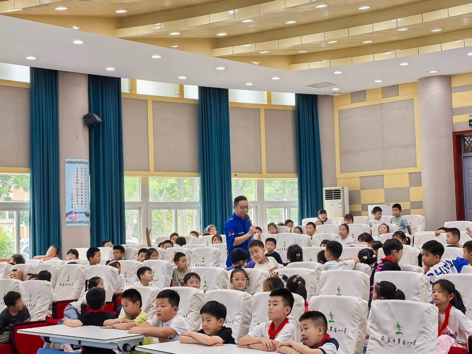 江宁区蓝天救援队走进翠屏山小学 签署共建协议并进行防震宣讲