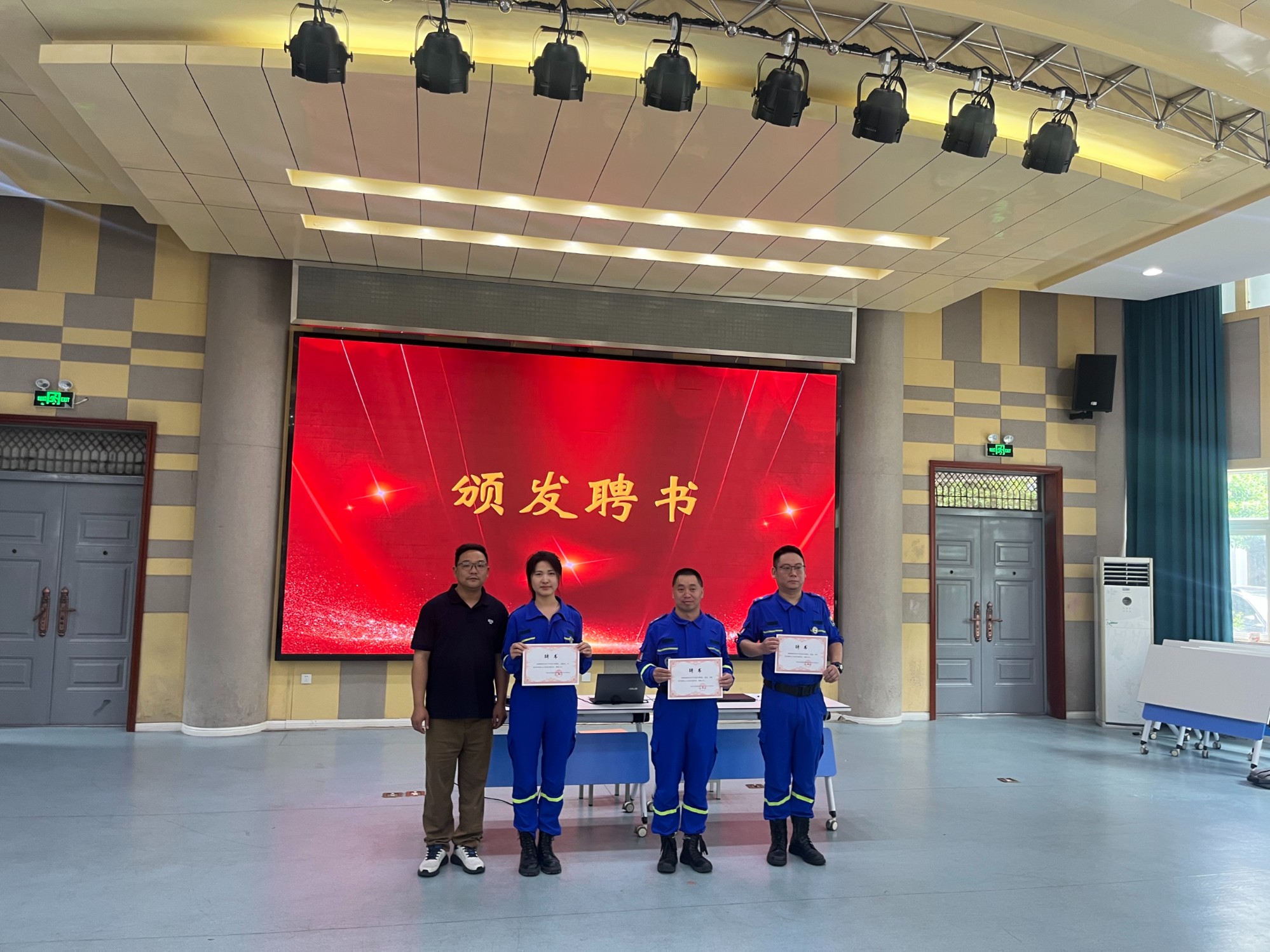 江宁区蓝天救援队走进翠屏山小学 签署共建协议并进行防震宣讲