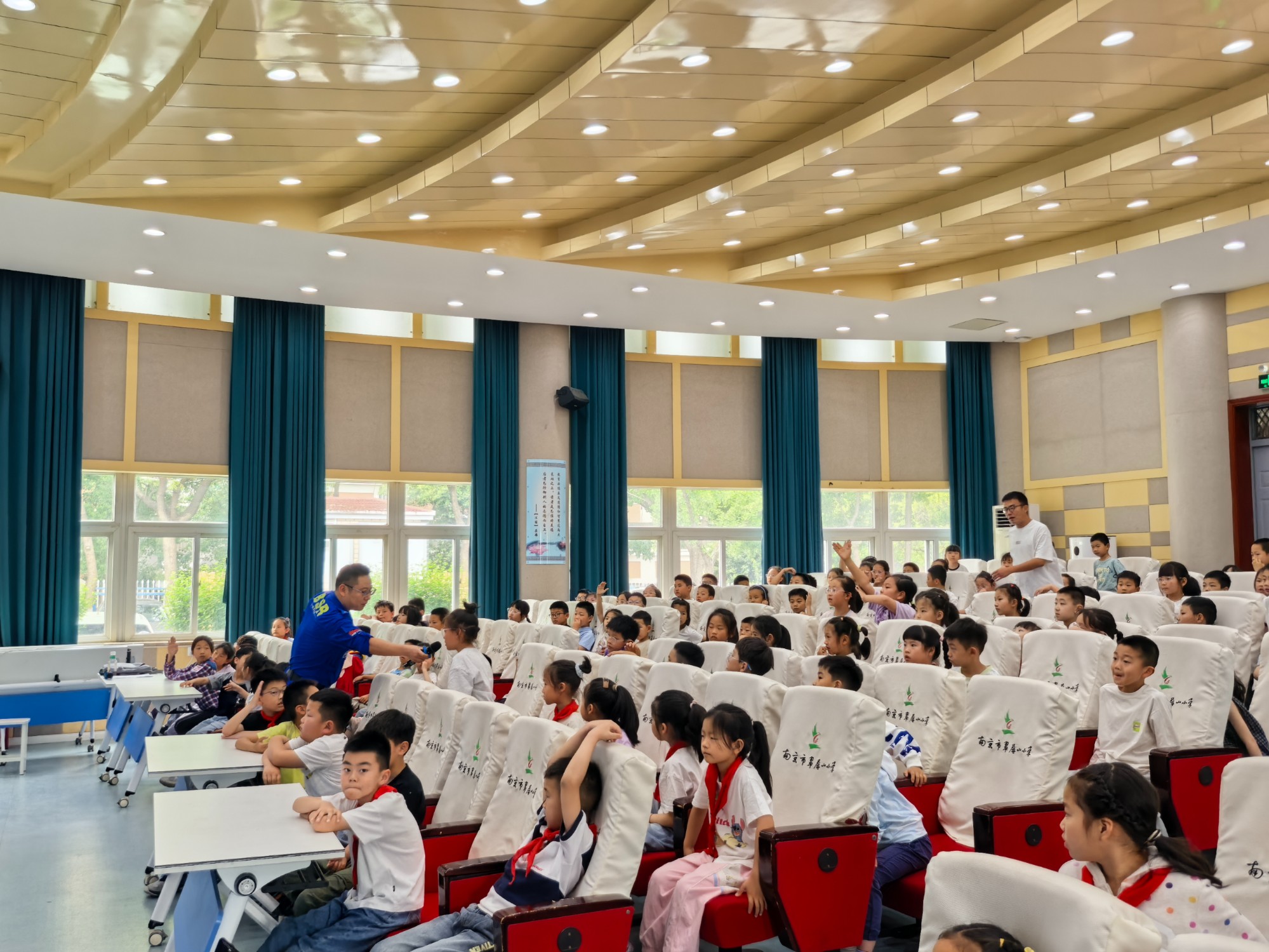 江宁区蓝天救援队走进翠屏山小学 签署共建协议并进行防震宣讲